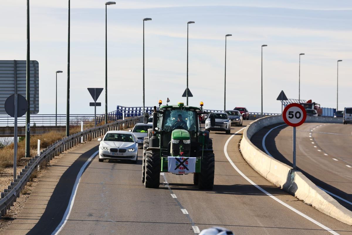 En imágenes | Los tractores vuelven a las calles en Zaragoza: atascos y retenciones en los alrededores de Plaza En imágenes | Los tractores vuelven a las calles en Zaragoza: atascos y retenciones en los alrededores de Plaza