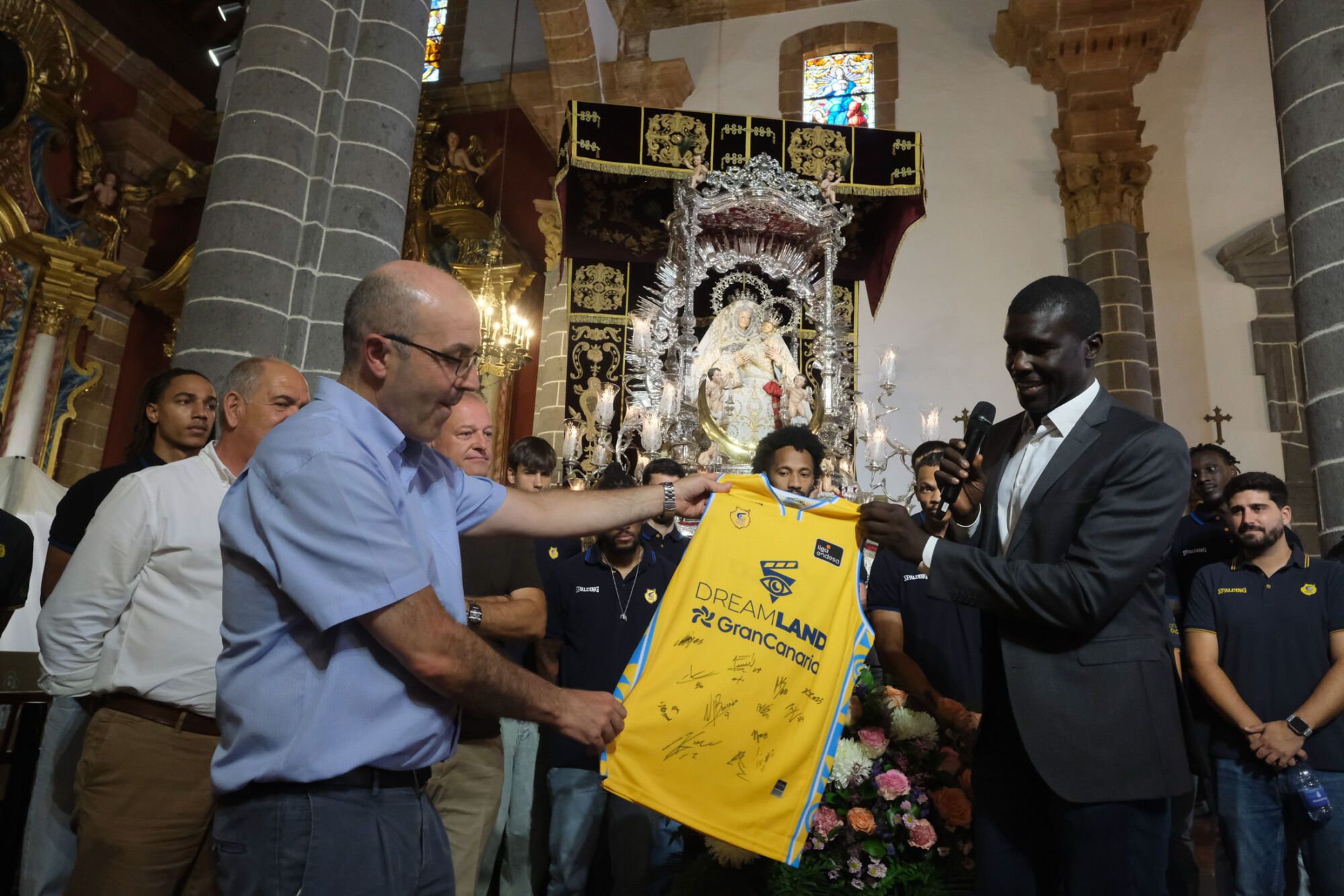 La plantilla del CB Gran Canaria visita a la Virgen del Pino