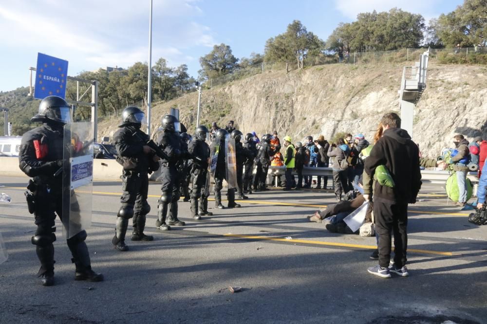 La Gendarmeria francesa retira els manifestants de