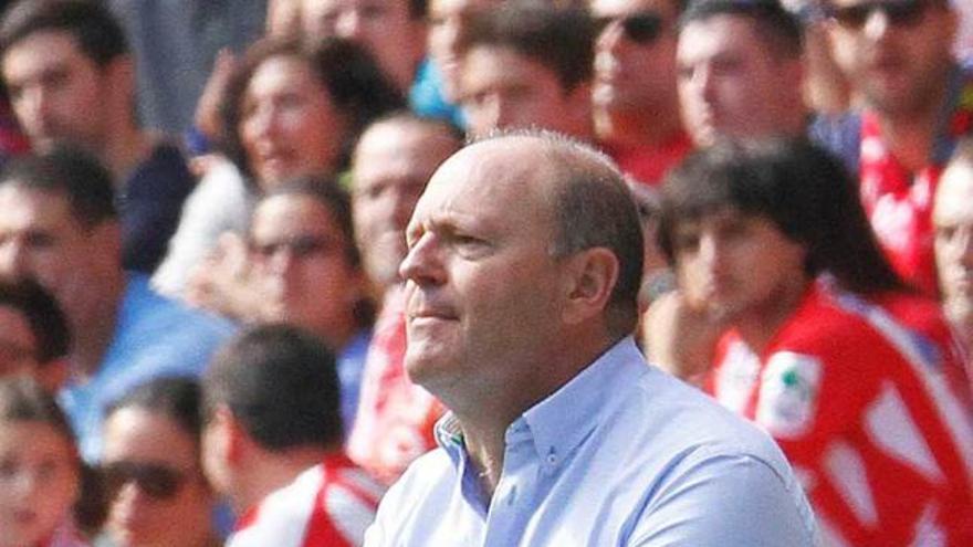 Pepe Mel aplaude a sus futbolistas.