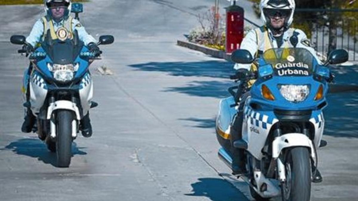 Una pareja de agentes de la Guardia Urbana de Badalona, a bordo de sus motocicletas, el sábado.