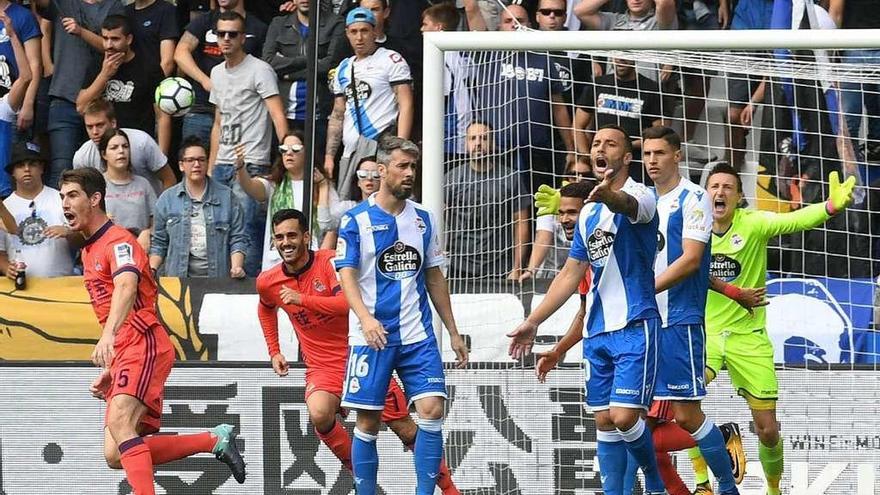 Luisinho, Guilherme, Schär y Tyton, tras encajar el segundo de los cuatro goles de la Real Sociedad en Riazor.