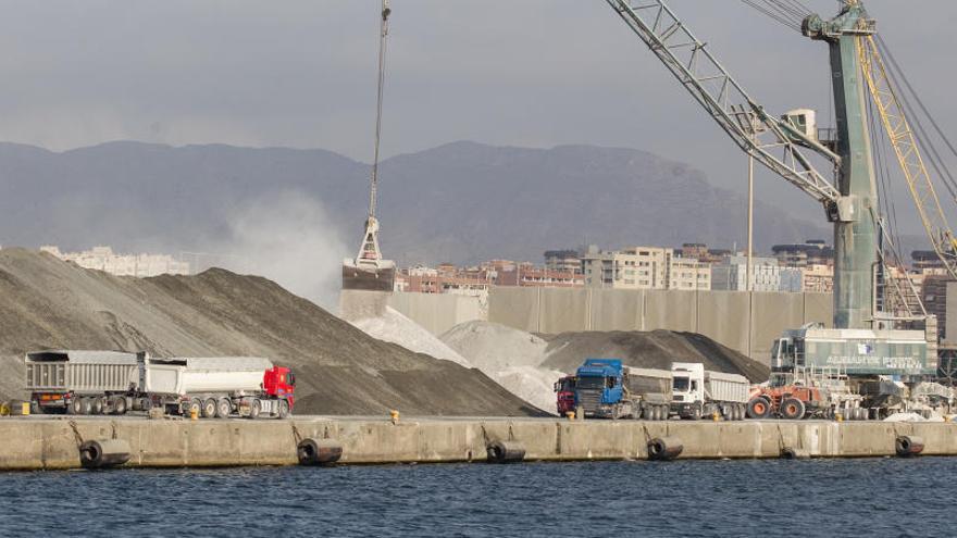 El Consell asegura que los graneles no volverán a contaminar mientras se construyen las naves cerradas en el Puerto de Alicante