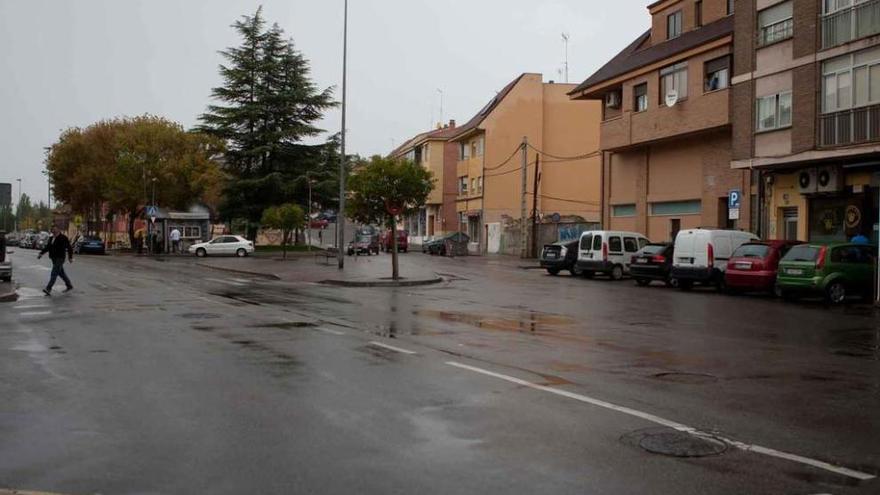 Un hombre cruza por la calle Obispo Nieto, donde se produjeron los hechos juzgados ayer.