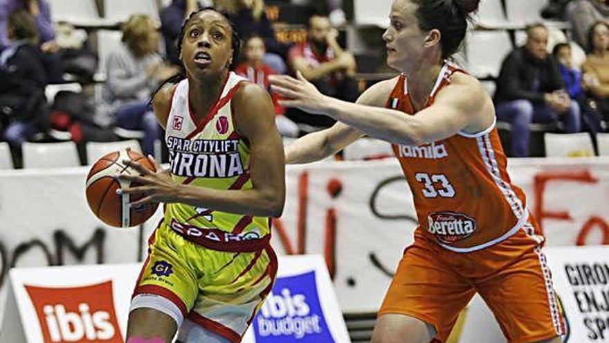 Adaora Elonu, en el darrer partit d&#039;Eurolliga a Fontajau contra l&#039;Schio italià.