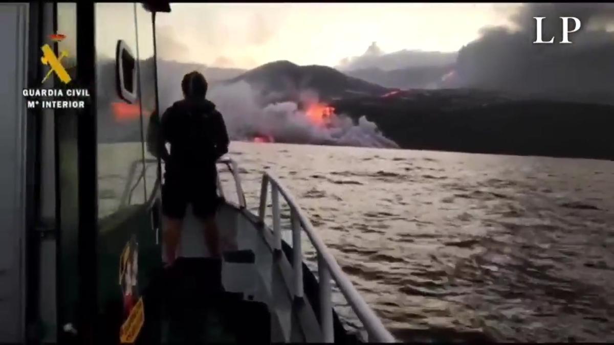 La lava del volcán de La Palma continúa cayendo al mar