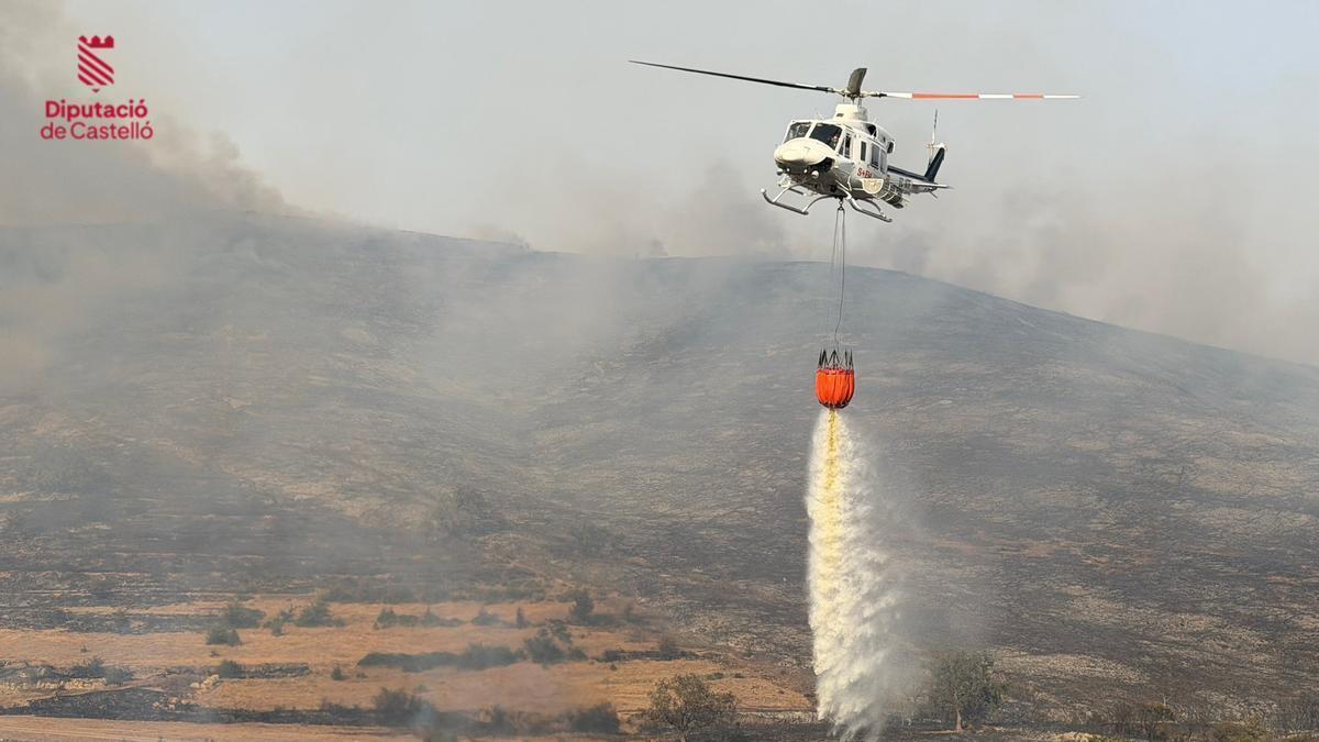 Un helicóptero trabaja en el incendio de Catí.