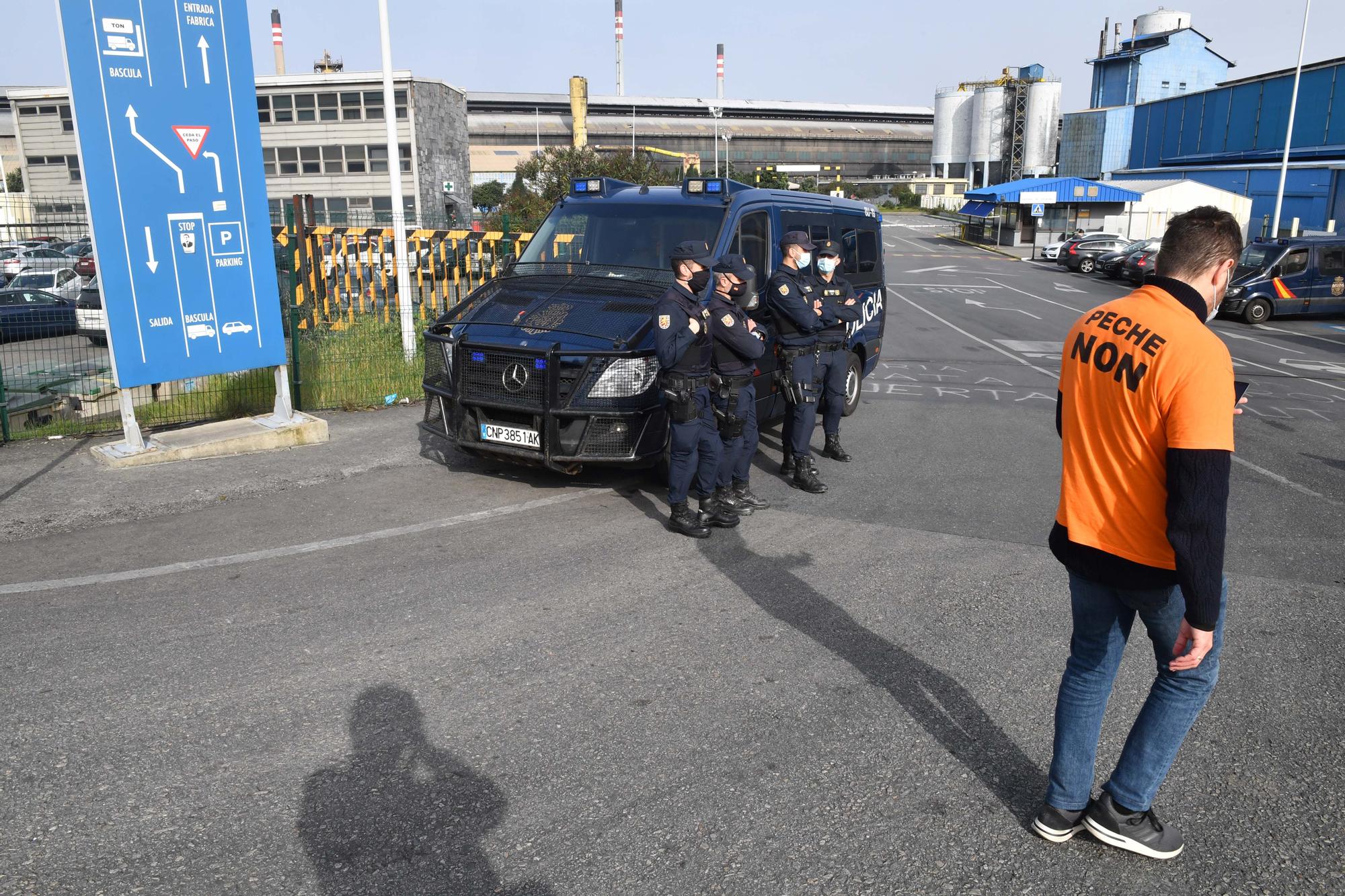 Registro policial en la fábrica de Alú Ibérica