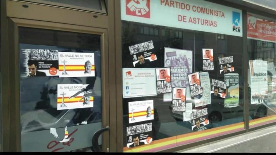 La cristalera de la sede de Izquierda Unida en Las Vegas, con los carteles.