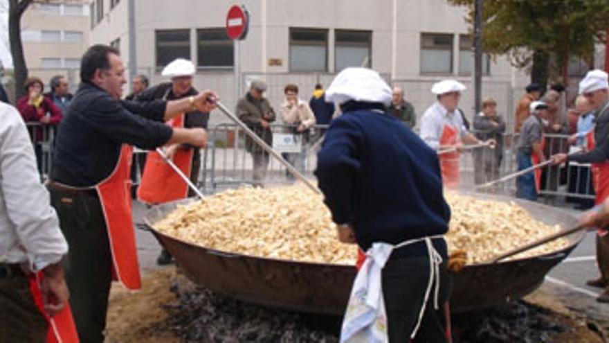 300 personas degustan las migas preparadas por la Casa de Extremadura en Sant Just Desvern