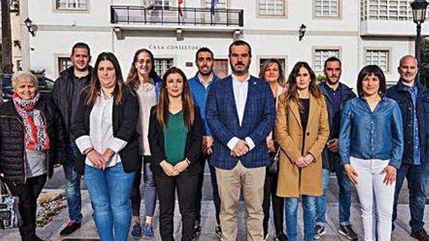 Alternativa presenta su candidatura para Cambre. Encabezada por el hijo del histórico exalcalde cambrés, Raúl Varela, la candidatura con la que Alternativa dos Veciños intentará acceder al Gobierno de Cambre se presentó ayer. Sandra Sánchez, monitora de tiempo libre; Pablo Doval, topógrafo; Marcos Bugallo, licenciado en ADE; Giannina Cameselle, veterinaria; Sara Docampo, licenciada en Documentación; y Manuel Castro, técnico del Catastro, siguen a Varela en la candidatura, que apuesta por los espacios verdes, servicios básicos y la movilidad, ámbito en el que destacan la importancia de la vía ártabra.