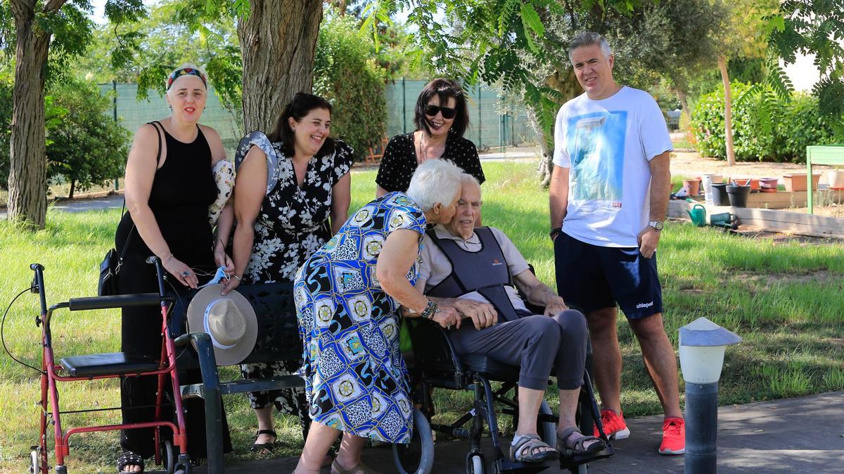 Marisa Lozano besa a su marido, Restituto García, en la residencia donde viven a te la mirada de sus hijos. VICENT MARÍ