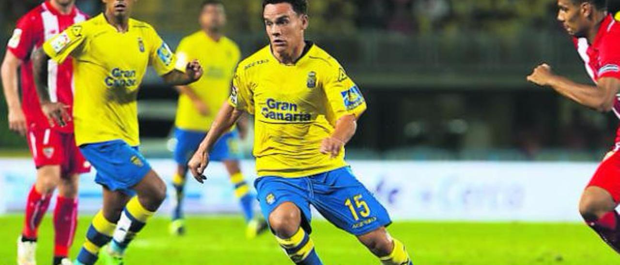 Roque Mesa frente al Sevilla en el Estadio de Gran Canaria.