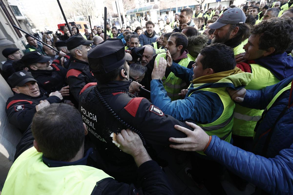 Los agricultores intentan entrar al Parlamento de Navarra por la fuerza