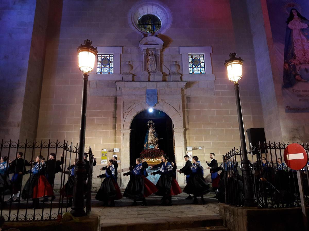 Bailes tradicionales frente a la Virgen Inmaculada.