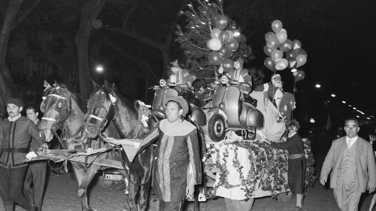 Una carroza de la Cabalgata de Reyes por la Alameda Principal de Málaga.