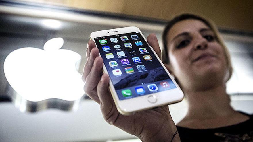 Un iPhone 6, con sistema operativo iOS8.