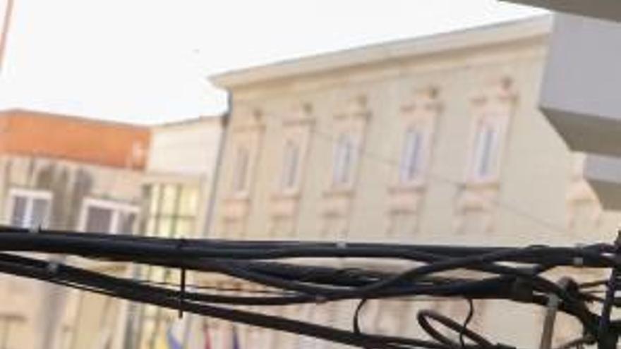Orihuela paraliza la instalación de fibra óptica en fachadas del casco histórico