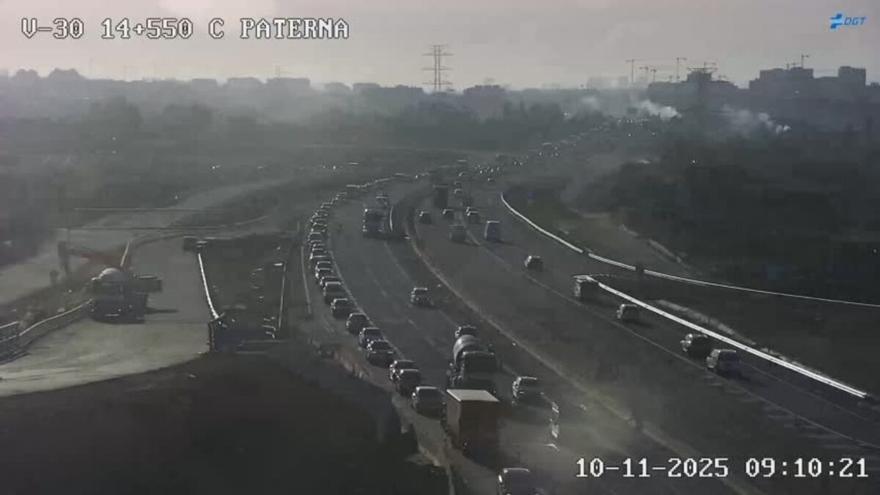 Ocho kilómetros de retenciones congestionan la V-30 en la salida de València