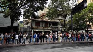 zentauroepp46757742 people line up at a bus stop in caracas  on january 29  2019190129181751