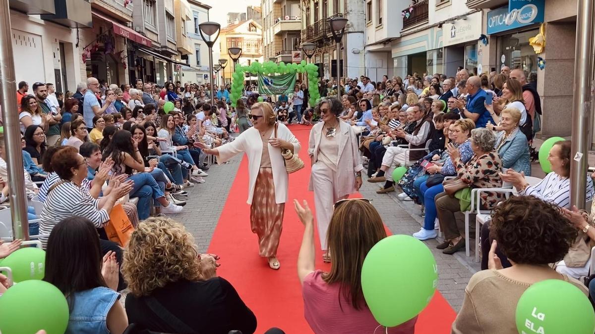 La calle Manuel Pedregal llena para el desfile benéfico de comerciantes el pasado mes de mayo
