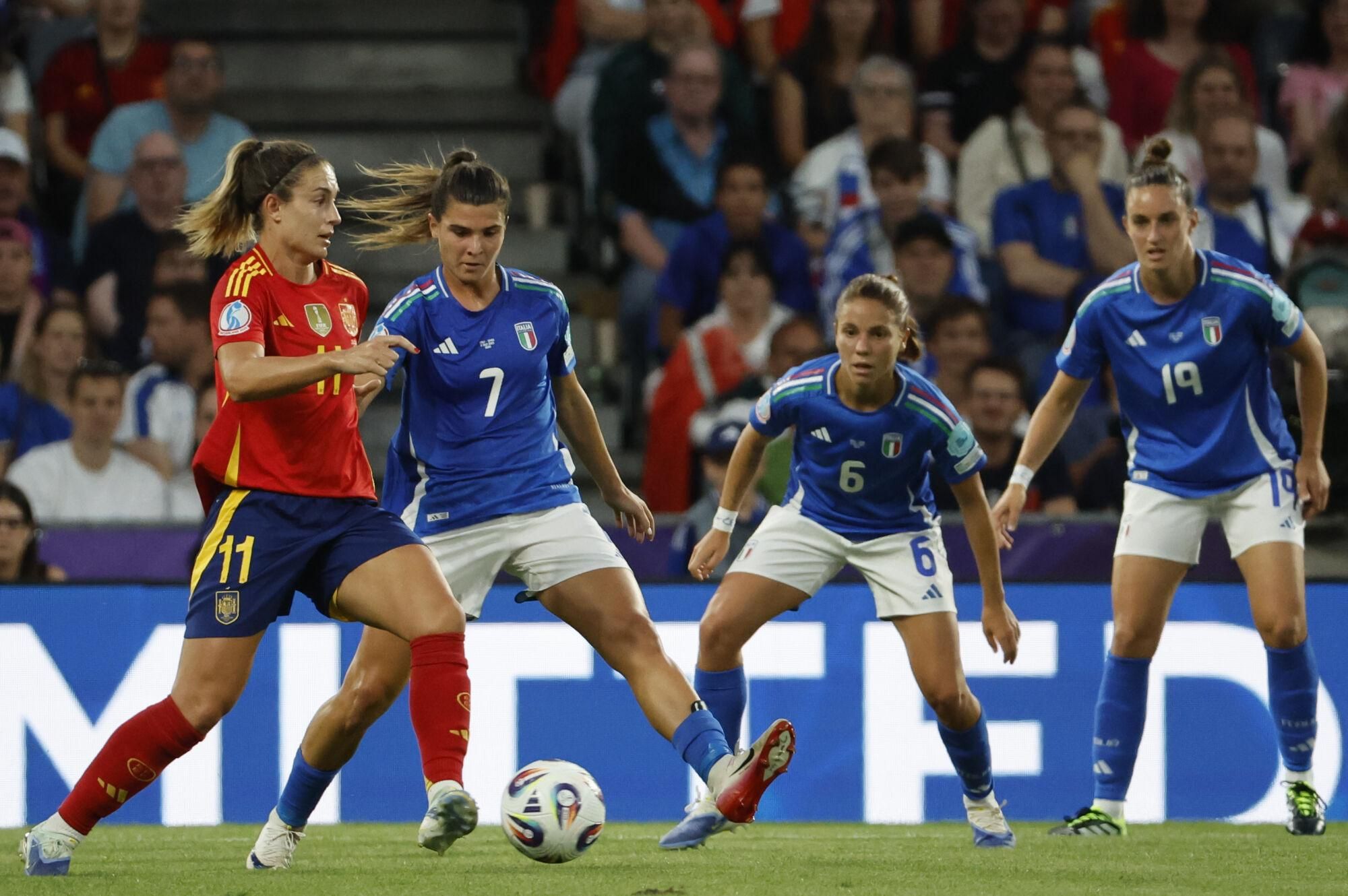 BERNA (SUIZA), 11/07/2025.- La centrocampista española Alexia Putellas (i) dirige el balón ante la defensa de la selección italiana este viernes, durante el partido del Grupo B de la Eurocopa 2025 que disputan las selecciones de Italia y España, en el Estadio Wankdorf, en Berna (Suiza). EFE/ Ana Escobar
