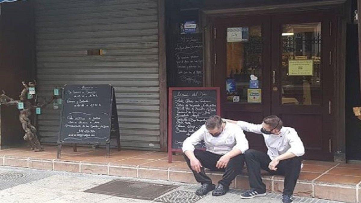 Habla para los medios el protagonista de esta fotografía que se ha hecho viral