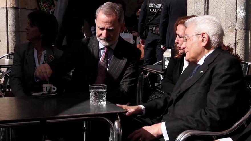 Felipe VI y el presidente de Italia sorprenden tomando un café en la Plaza Mayor de Salamanca