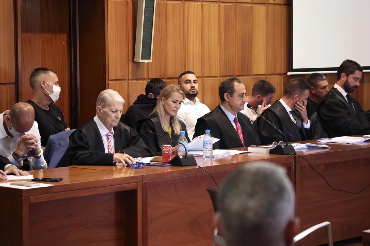 Los acusados por el crimen de 'El Rosao', en segunda fila, en la primera sesión del juicio.