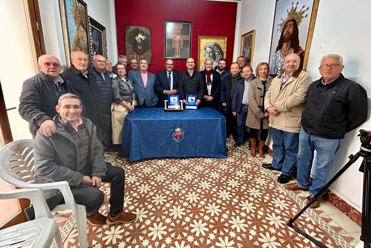 El alcalde Jesús Lupiáñez, con el hermano mayor y cofrades del Huerto y Desamparados.