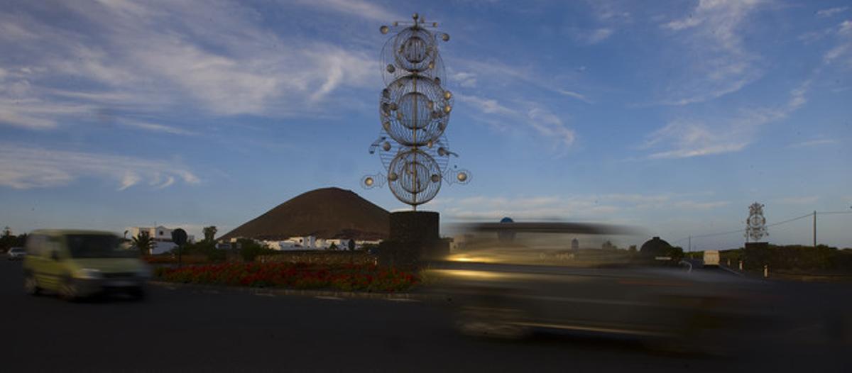 Escultura de César Manrique en una rotonda cercana a la fundación del artista en Lanzarote.