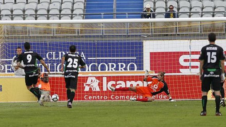 Jorge Molina engaña de esta manera a Assman, portero de la UD Las Palmas, en el lanzamiento del penalti.