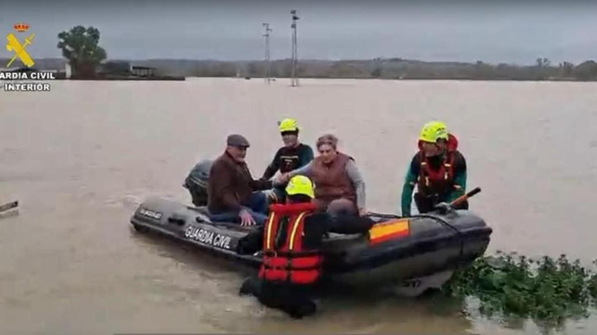 La Guardia Civil rescatando a una pareja que había quedado aislada en La Ina.