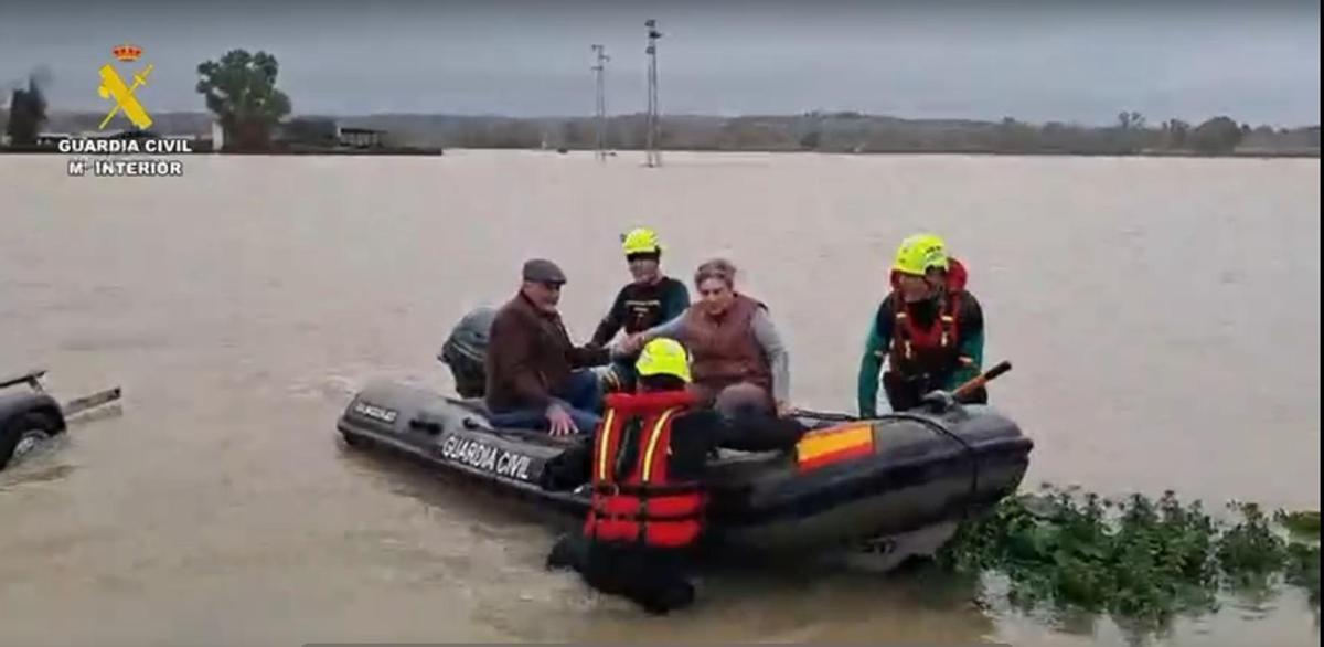 La Guardia Civil rescatando a una pareja que había quedado aislada en La Ina.