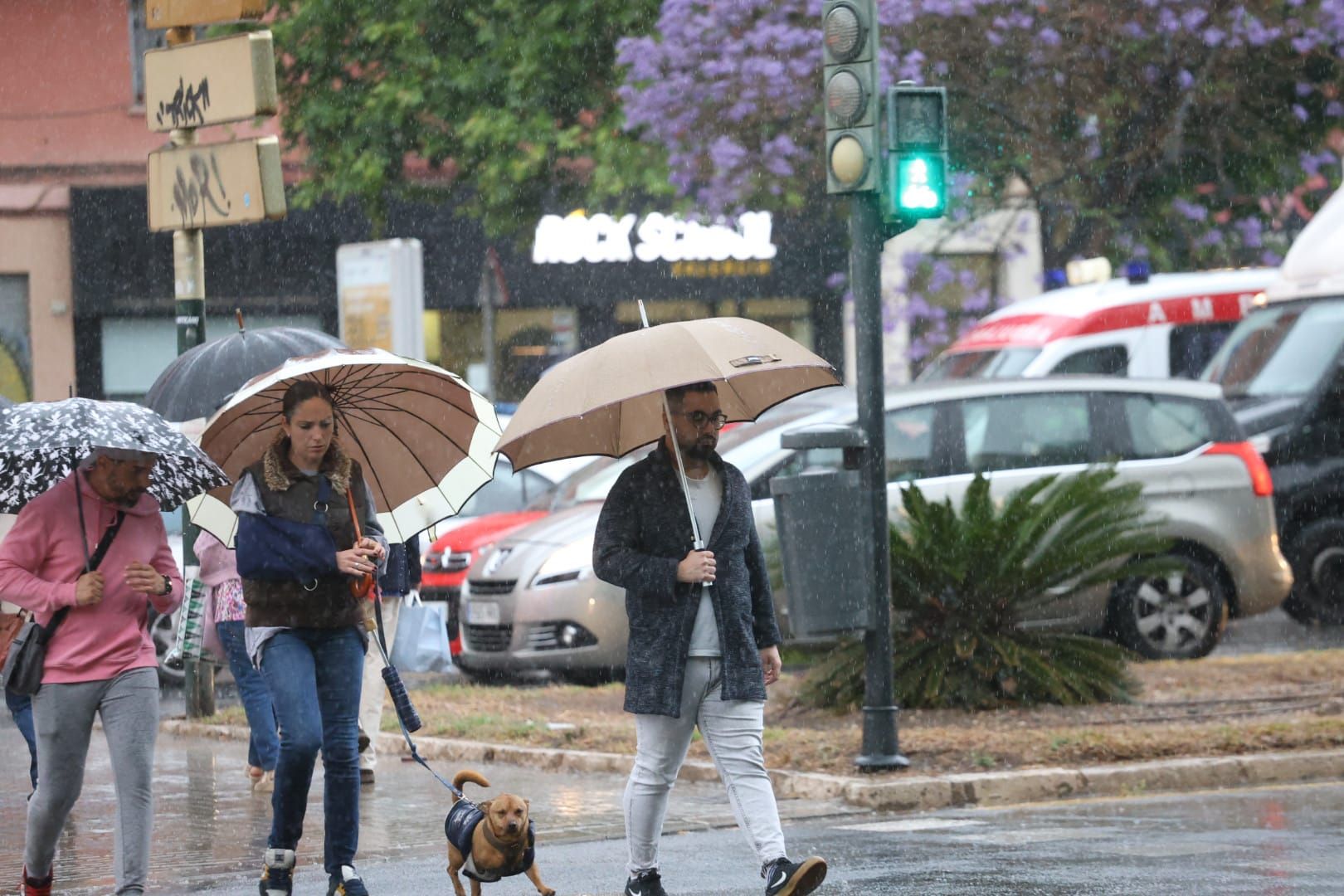 La lluvia descarga con fuerza en València
