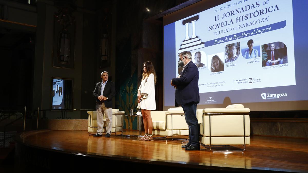 José Luis Corral, María Zabay y José Calvo Poyato, en el antiguo_Casino Mercantil de Zaragoza.