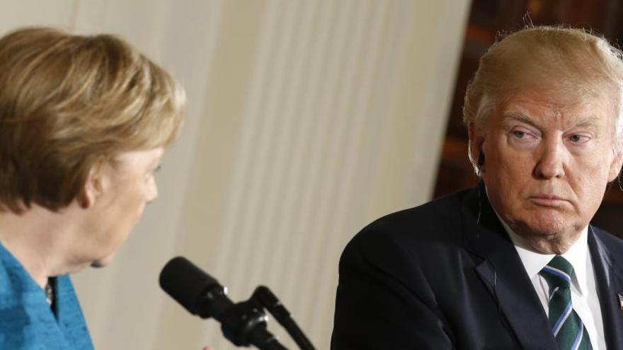 Trump junto a Merkel durante su conferencia.