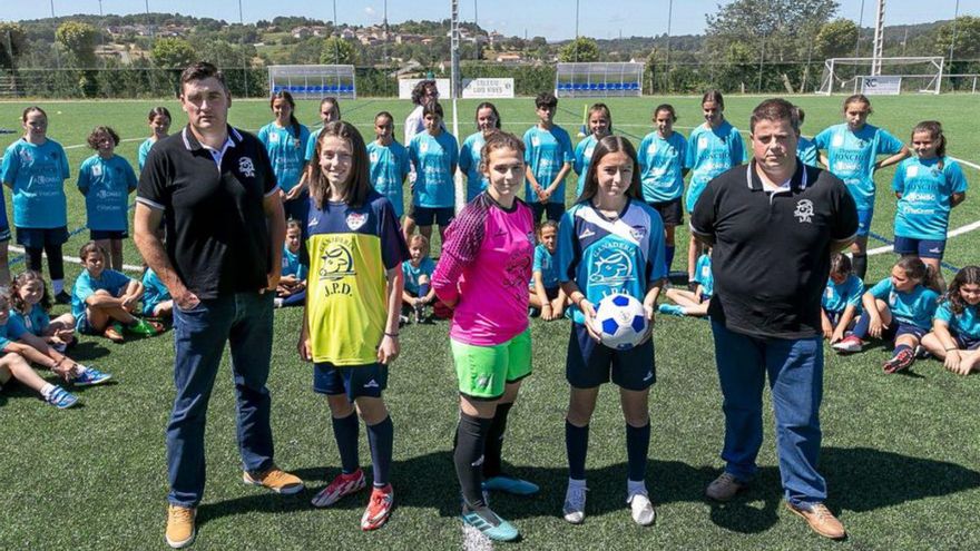 La EFF Rosalía, presentando la nueva equipación. | // FDV