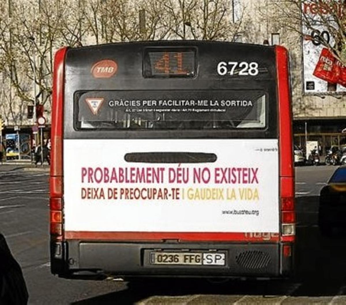 LAPENÚLTIMA TOPADAUn autobús amb un anunci ateu i un altre amb publicitat a favor del cristianisme, el gener passat. LAPENÚLTIMA TOPADAUn autobús amb un anunci ateu i un altre amb publicitat a favor del cristianisme, el gener passat.