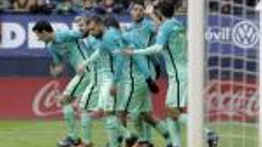 Els jugadors del Barça celebrant un gol dissabte a El Sadar.