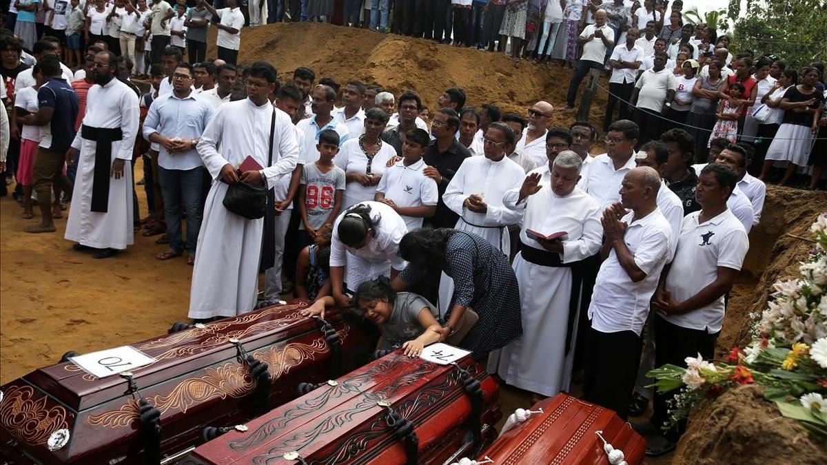 Funeral celebrado cerca de la iglesia de San Sebastián, en Negombo.