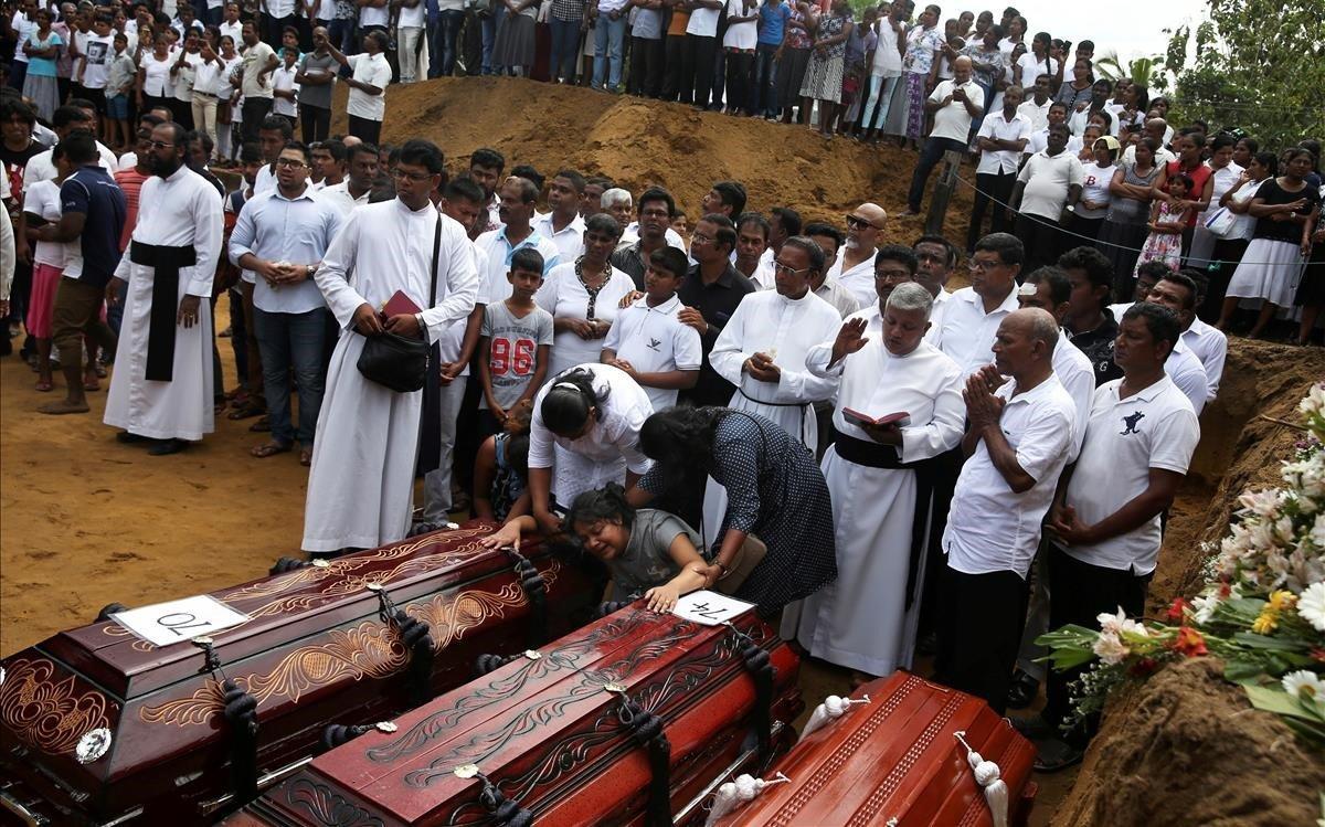 zentauroepp47860649 a woman reacts next to two coffins during a mass burial of v190423182334