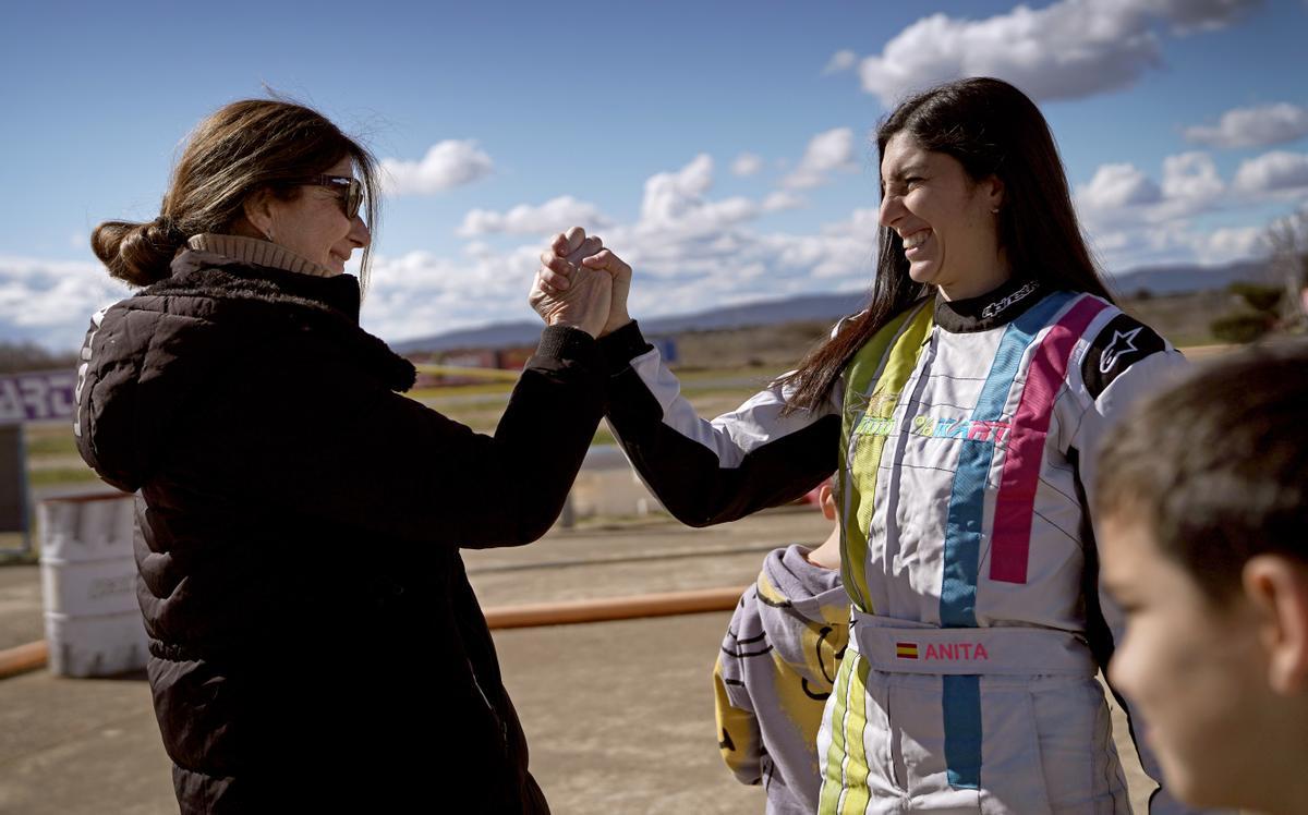 Ana Barbero anima a su hija antes del entrenamiento.