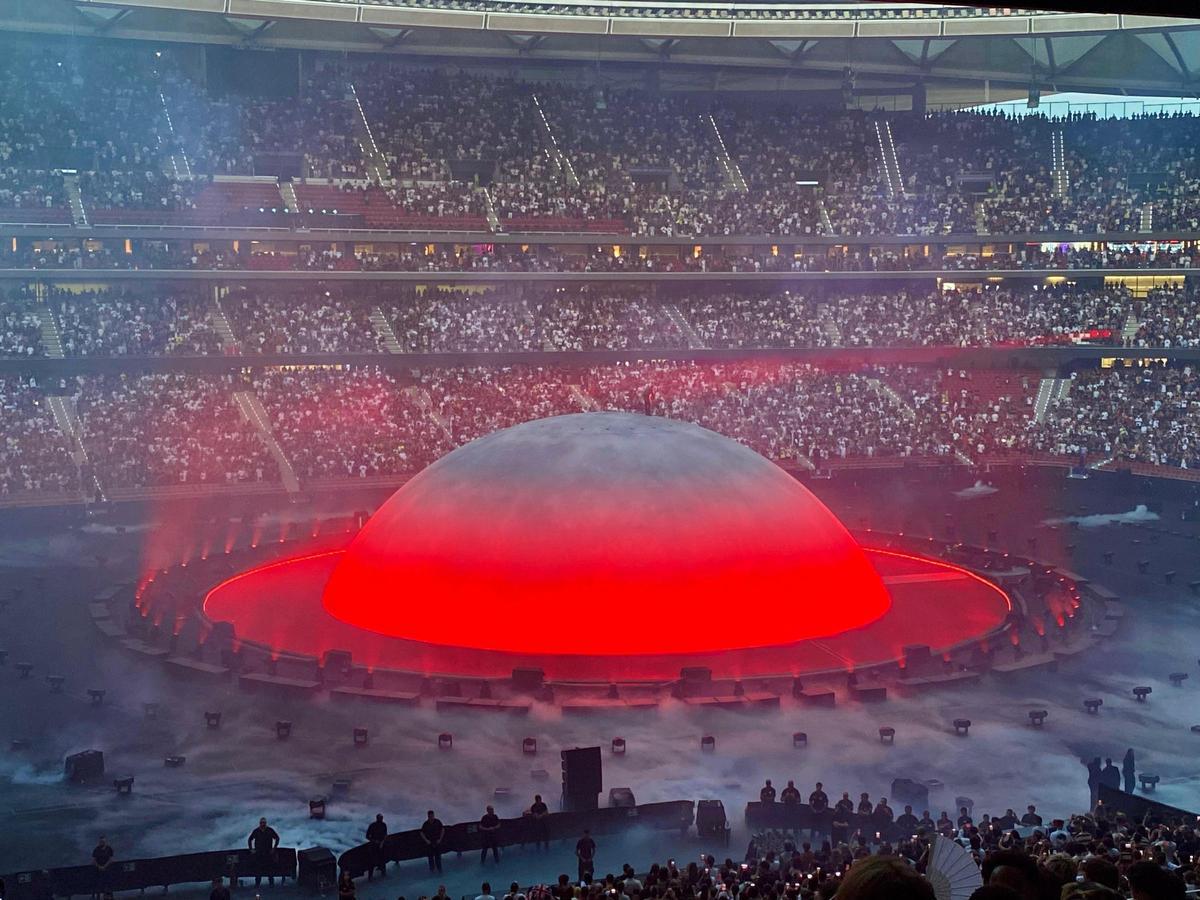 Kanye West cantó todo su repertorio subido a una esfera que simulaba el mundo.