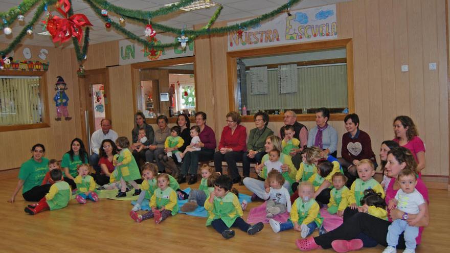 Mayores, educadoras y niños, ayer, en el encuentro intergeneracional de Nava.