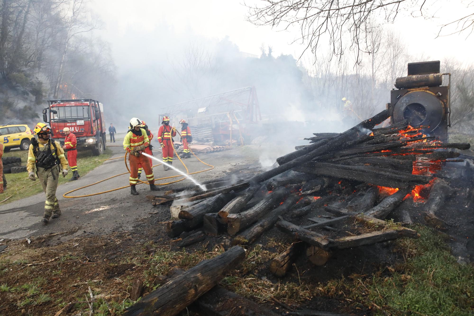 EN IMÁGENES: bomberos, vecinos y la UME luchan contra el preocupante incendio en Tineo