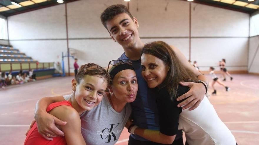 David Rama, Rosa García, Unai Cereijo y Mónica García, patinadores y entrenadoras del Maxia. |  // CARLOS PARDELLAS