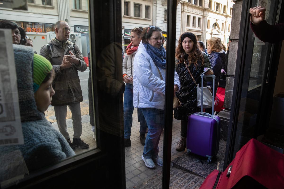 La Asociacion de ucranianos Djerelo que ayudan a los refugiados que están en Barcelona con alimentos, ropa, productos primera necesidad y lo hacen en vía Laietana 33 en el centro