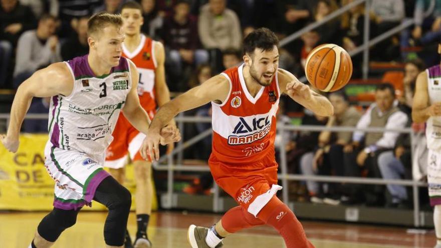 Lluís Costa conduint la pilota en un moment del matx.