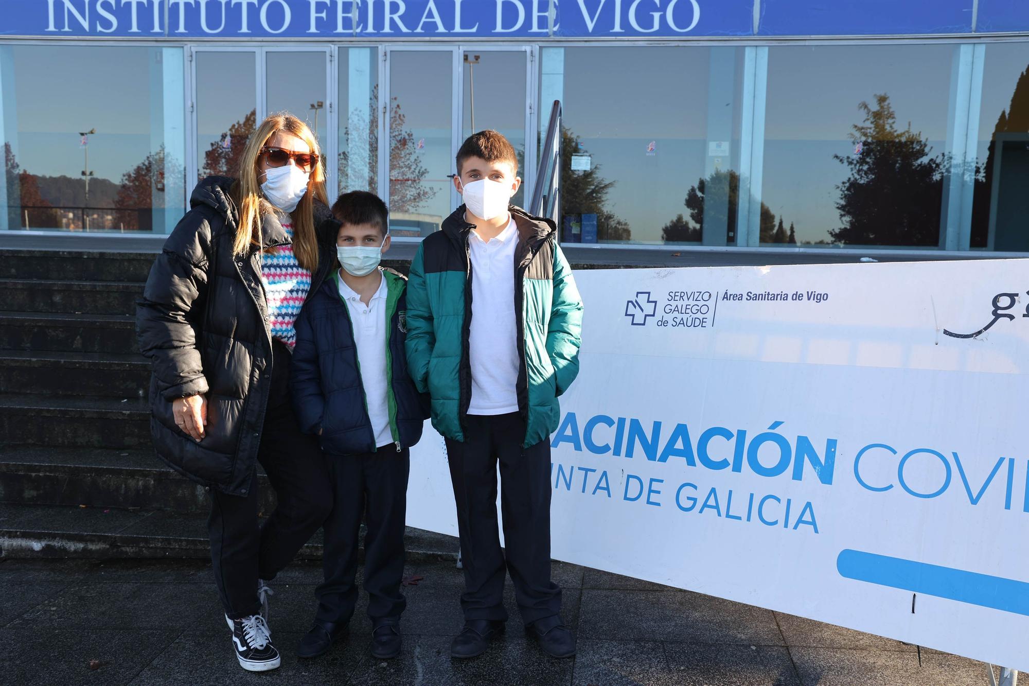 Silvia Gundín y Adrián Amoedo con su hermano pequeño.jpg